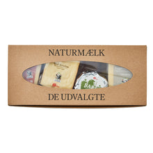 Indlæs billede til gallerivisning &#39;De Udvalgte&#39; kasse fra Naturmælk med oste som Rød Kristian og Barsø synlig.
