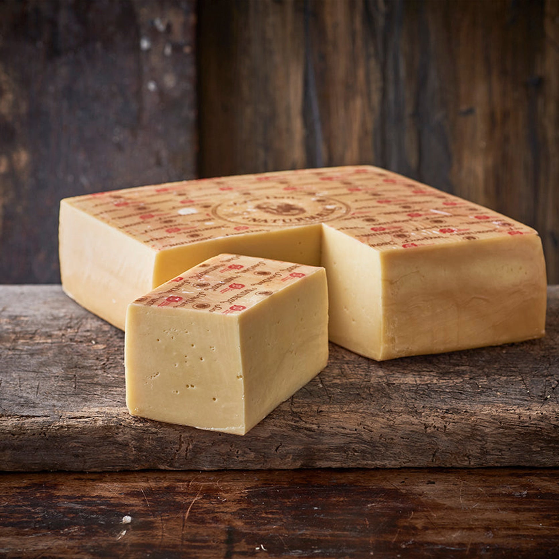 Naturost.dk håndværksmæssig ost med præget etiket på træbord.